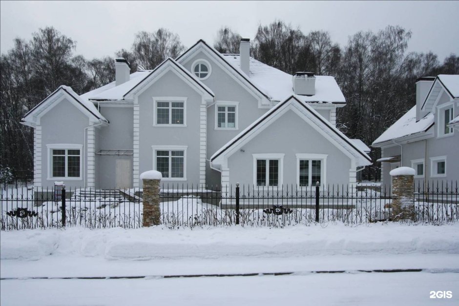 Светло серый фасад дома