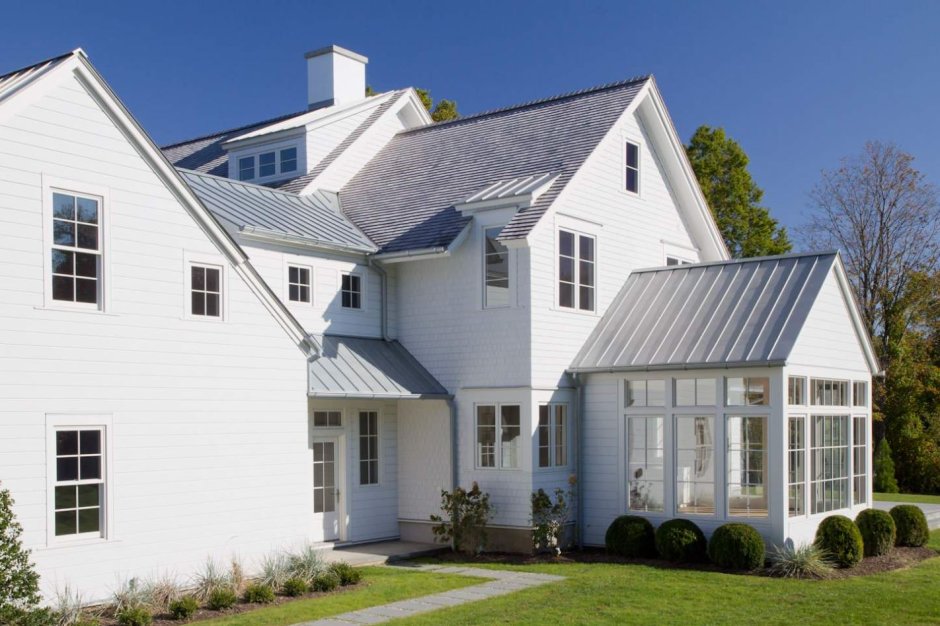 Серый дом с белыми окнами