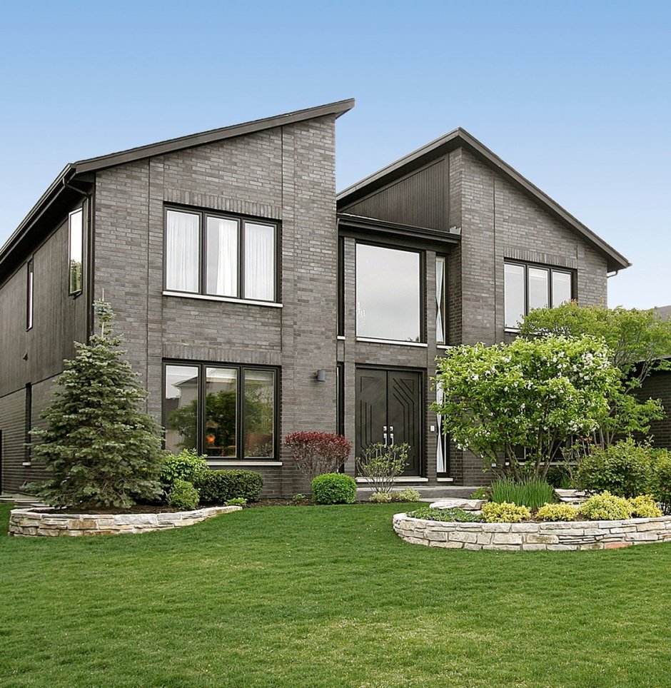 Дом с темно серыми окнами