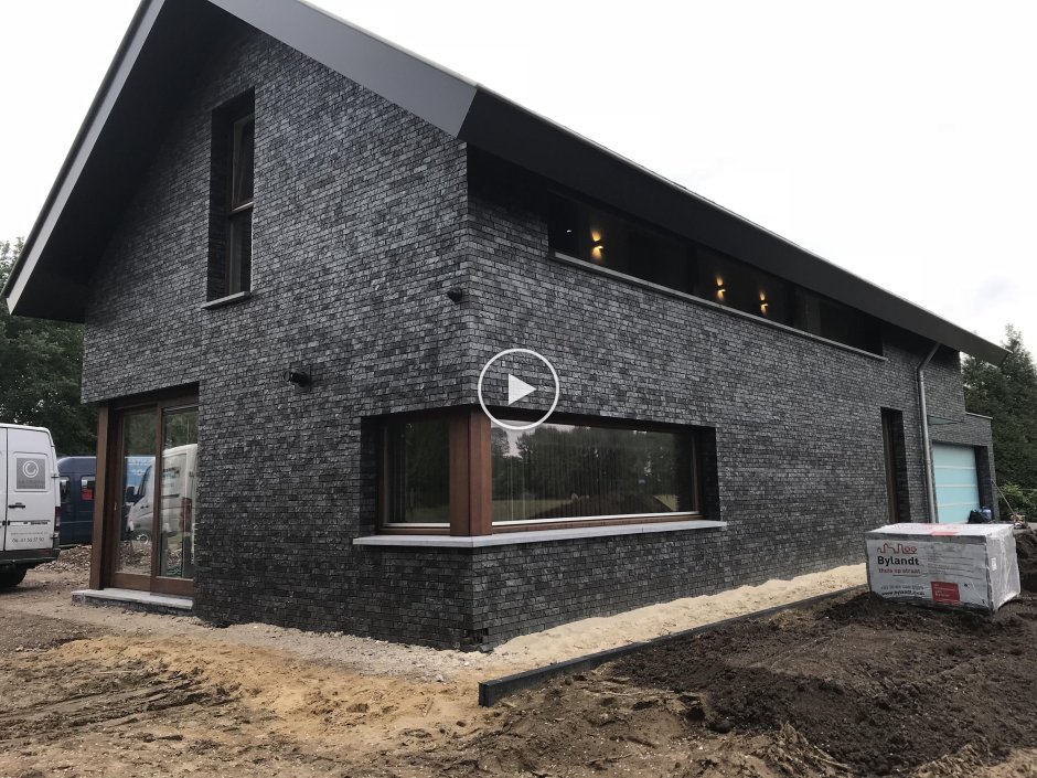 Фасад из черного кирпича