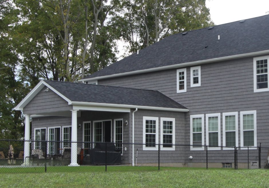 Серый дом с серой крышей