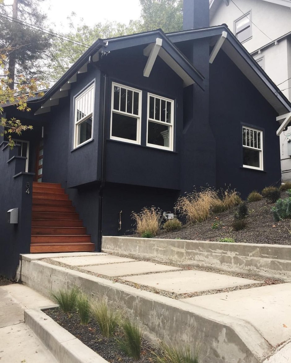 Темно серый дом