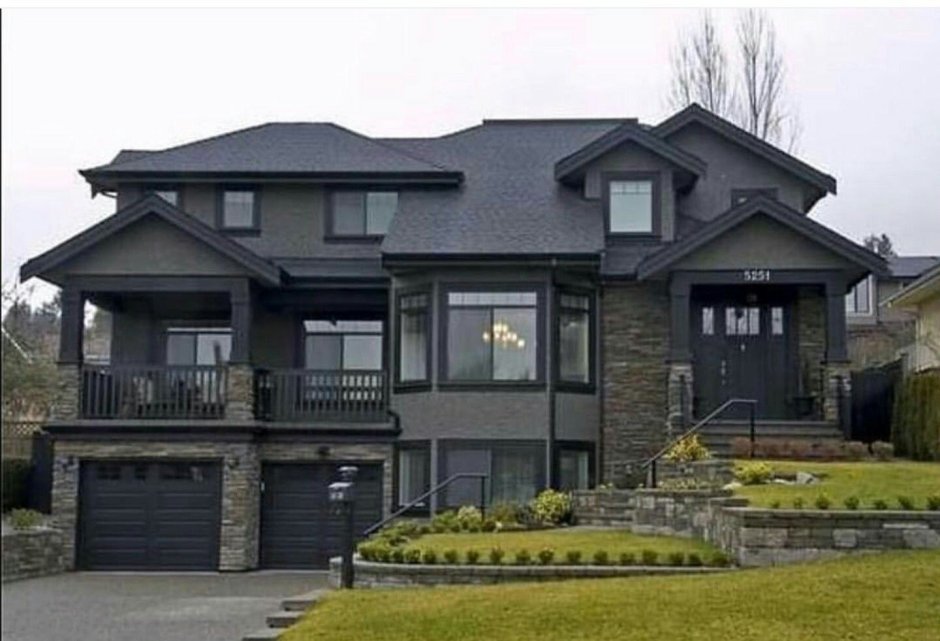 Темный фасад дома