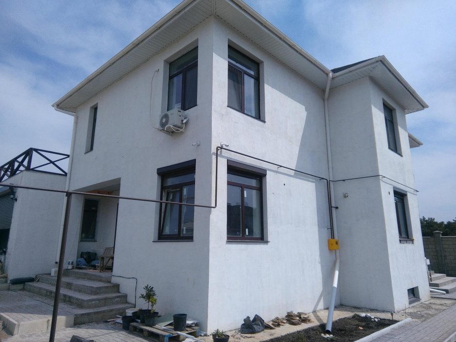Оштукатуренный дом белого цвета