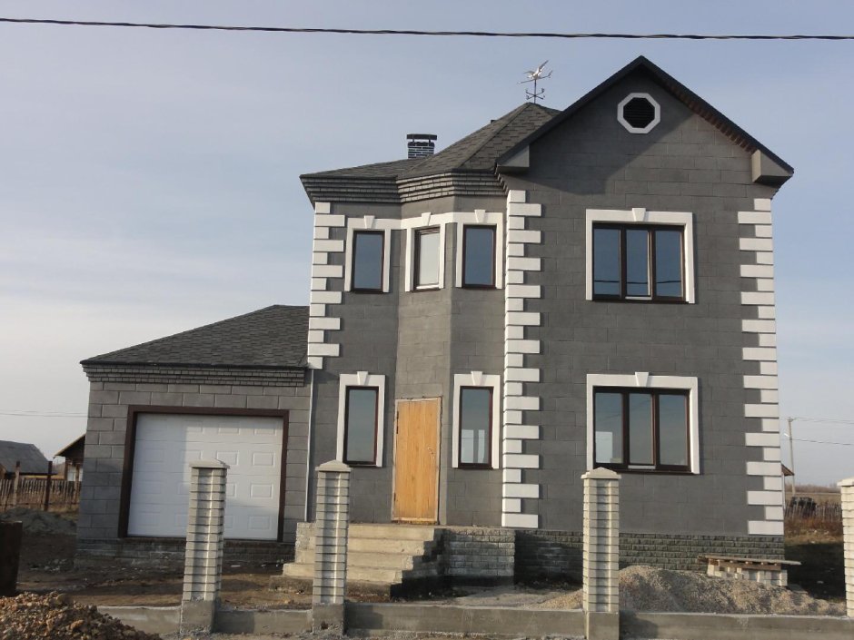 Серый короед фасад дома