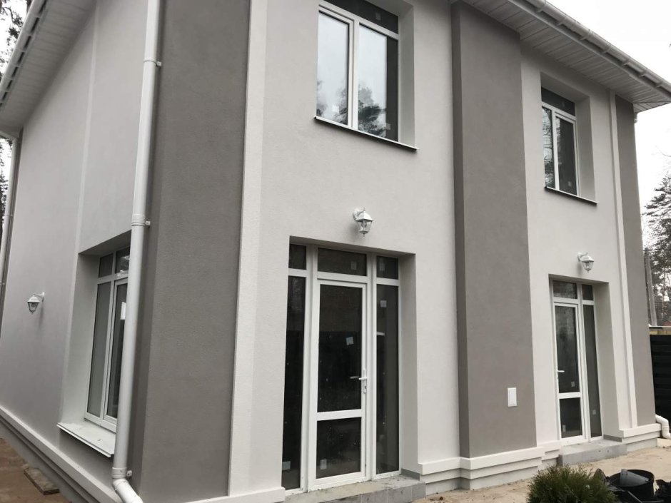 Серый короед фасад дома