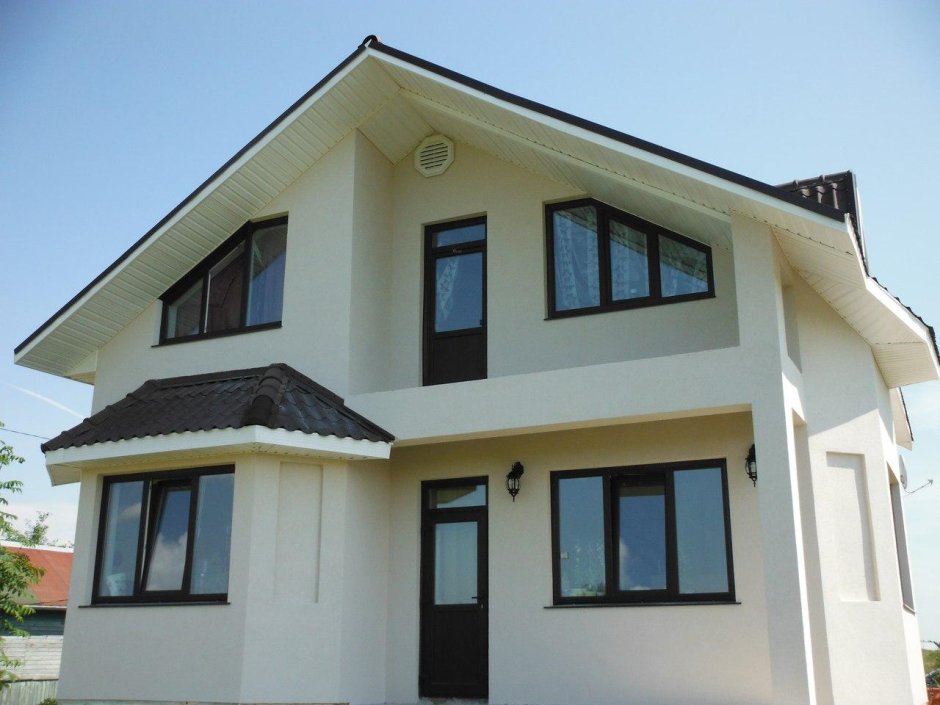 Белый оштукатуренный дом