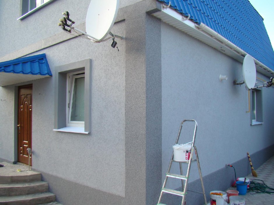 Отделка домов штукатуркой короед серый