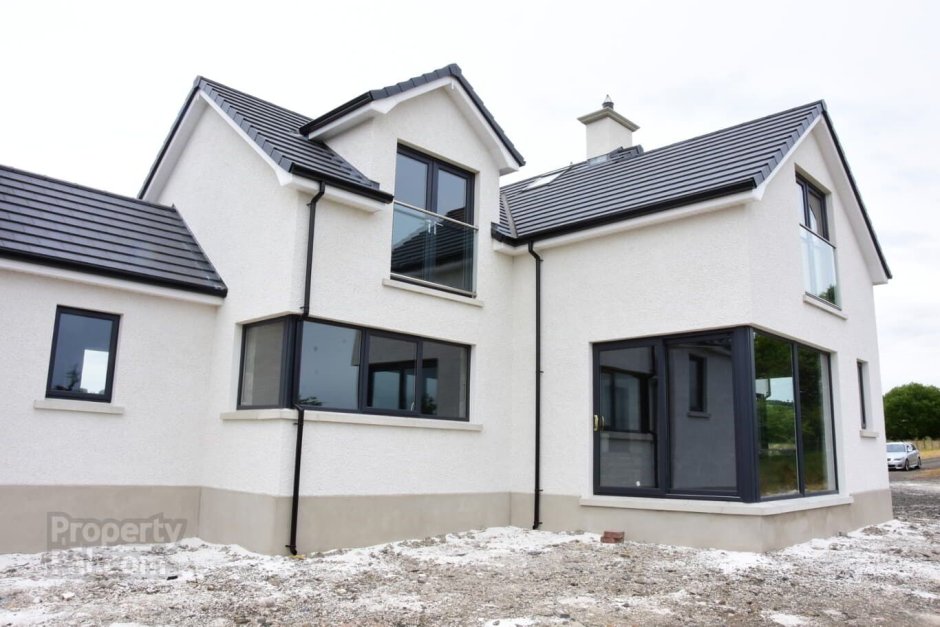 Оштукатуренный дом с белыми окнами