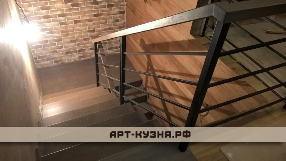 Ограждение лестницы из профильной трубы 40х20