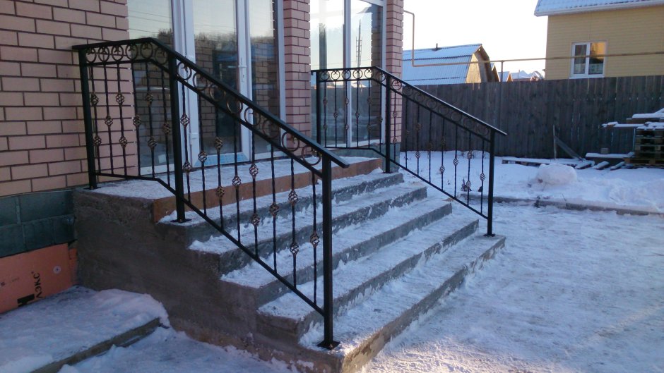 Железные перила для крыльца