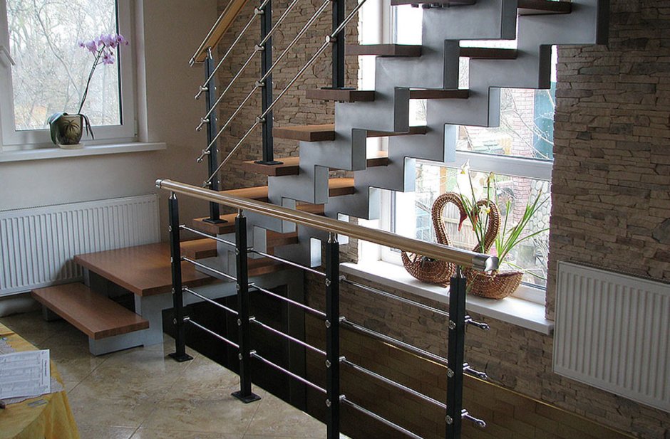 Ограждение лестницы на металлическом косоуре
