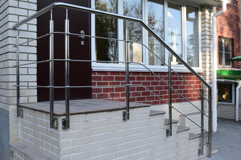 Ограждение крыльца из нержавейки