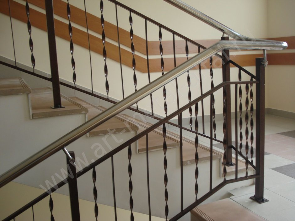 Ограждения из черного металла для лестниц