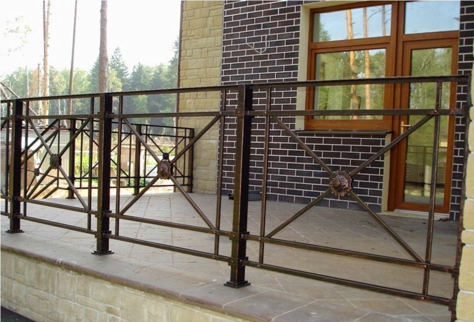 Металлические перила на террасе