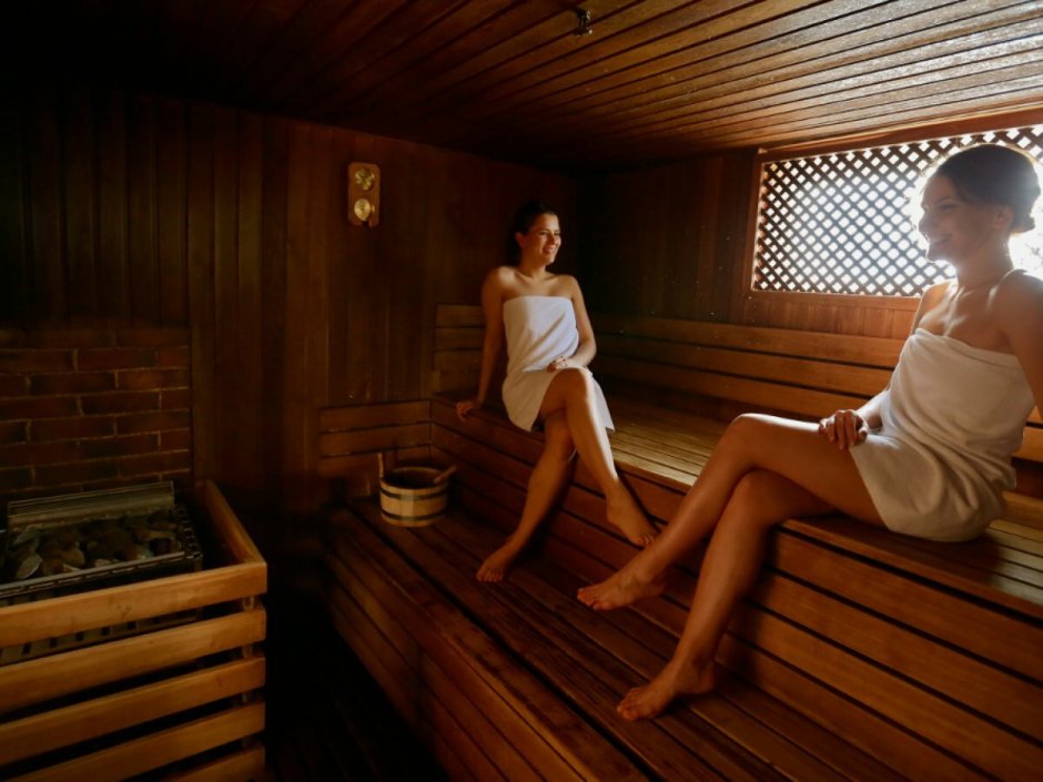 Красивые девушки в сауне