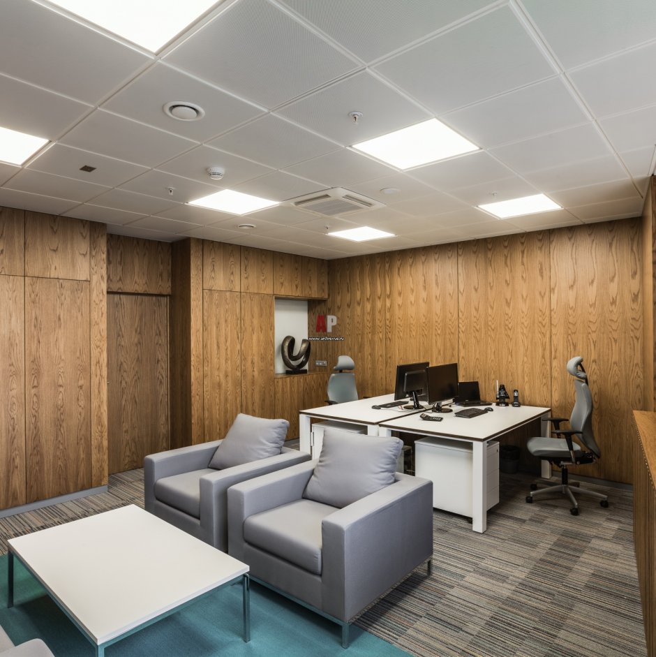 Современный кабинет руководителя с деревянными панелями