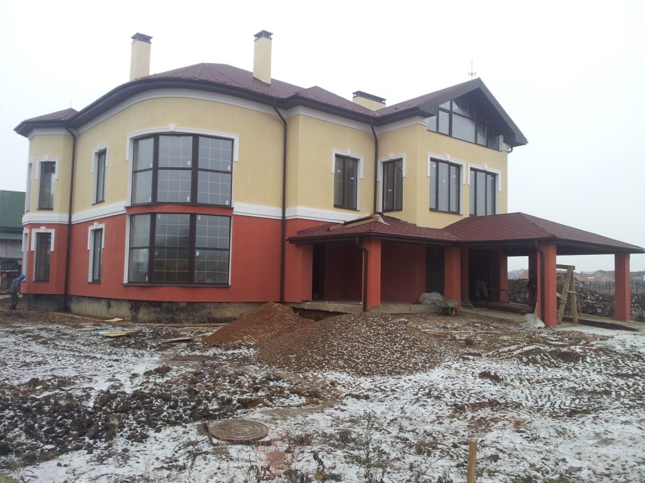 Двухцветный фасад дома с мансардой