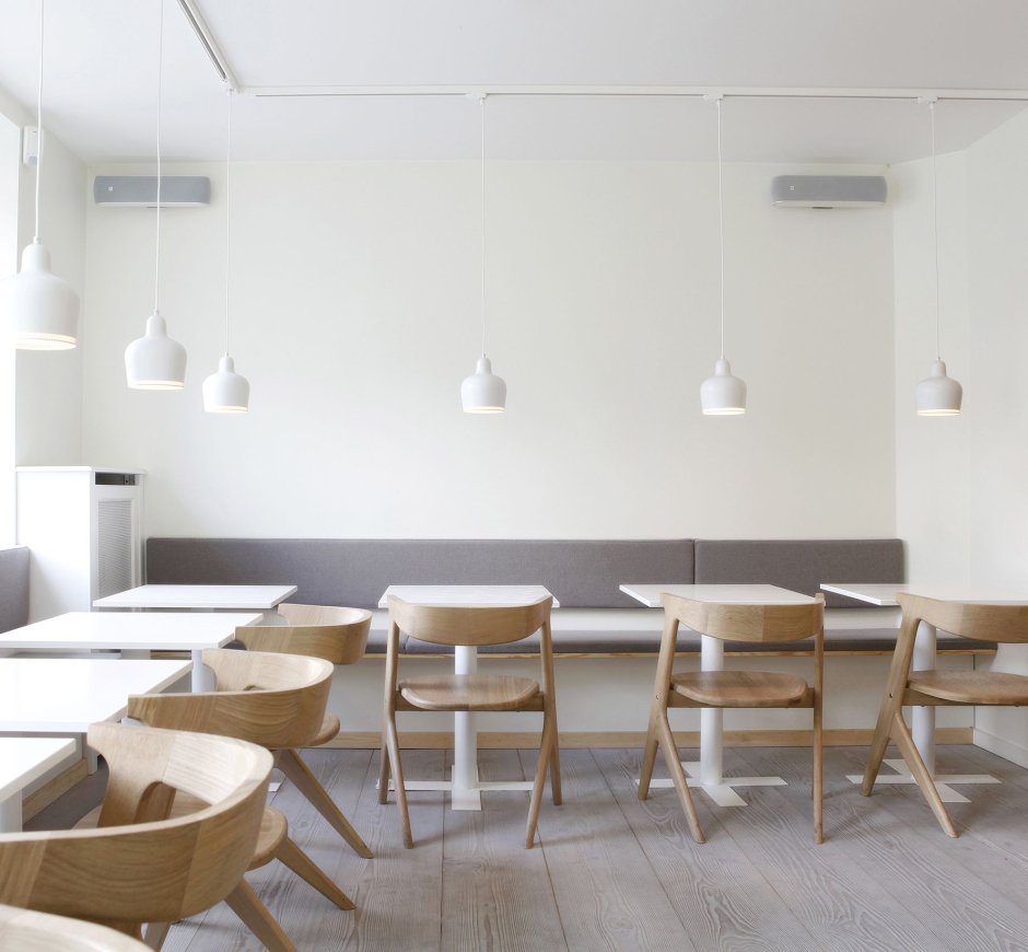 Интерьер кафе с белыми стенами