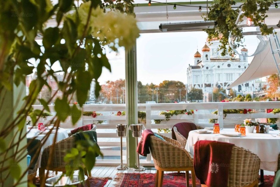 Магадан ресторан красный октябрь веранда