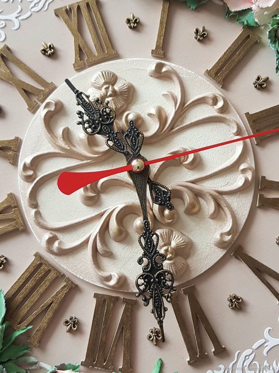 Часы в классическом интерьере