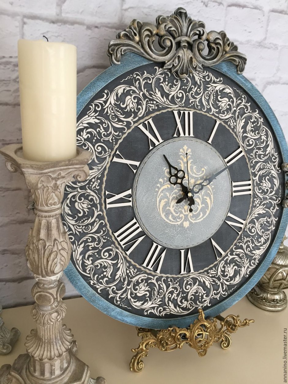 Часы в классическом интерьере