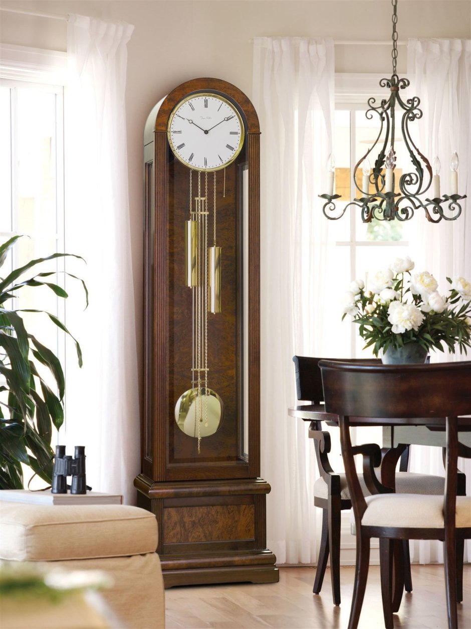 Напольные часы в интерьере