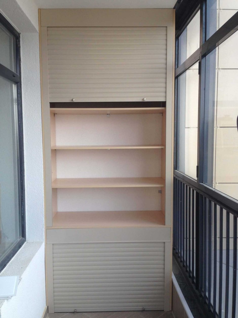 Стеллаж на балкон с рольставнями