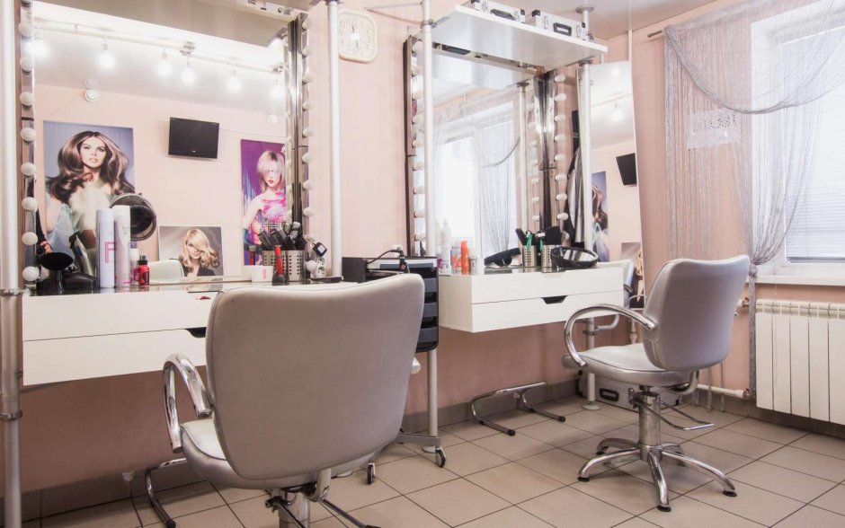 Декор окна в салоне красоты