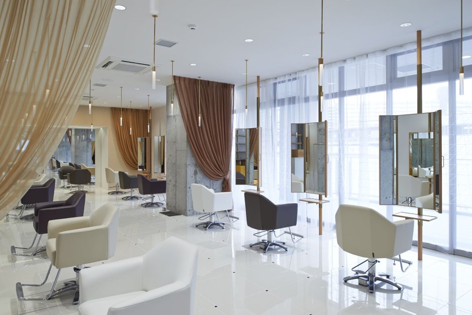 Салон красоты с большими окнами