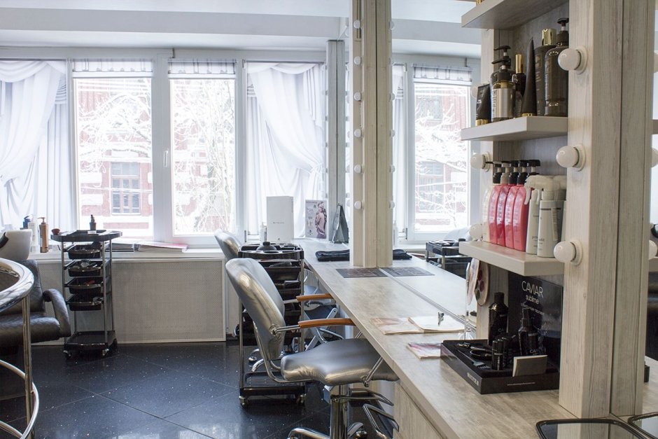 Маникюрная зона в салоне красоты