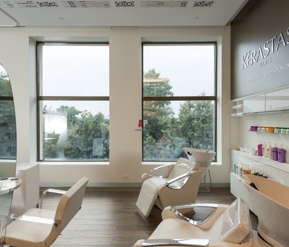 Салон красоты с большими окнами