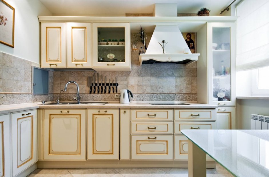 Классическая вытяжка в интерьере