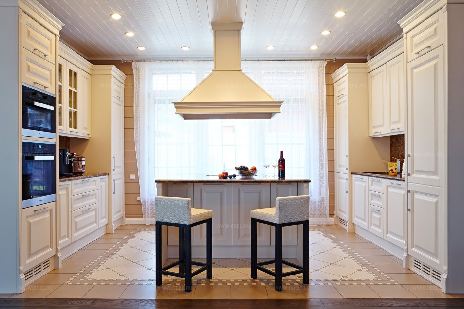 Островная вытяжка в классическом стиле