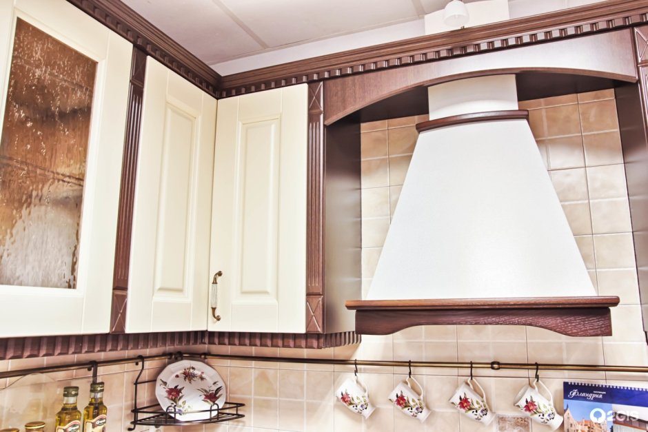 Классическая вытяжка в интерьере