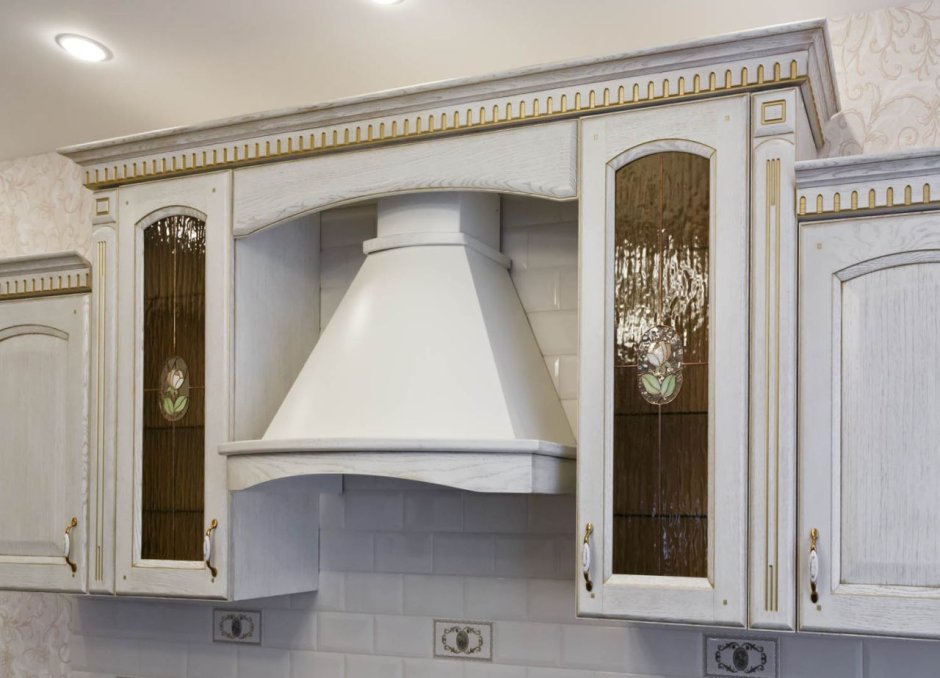 Кухонная вытяжка в классическом стиле