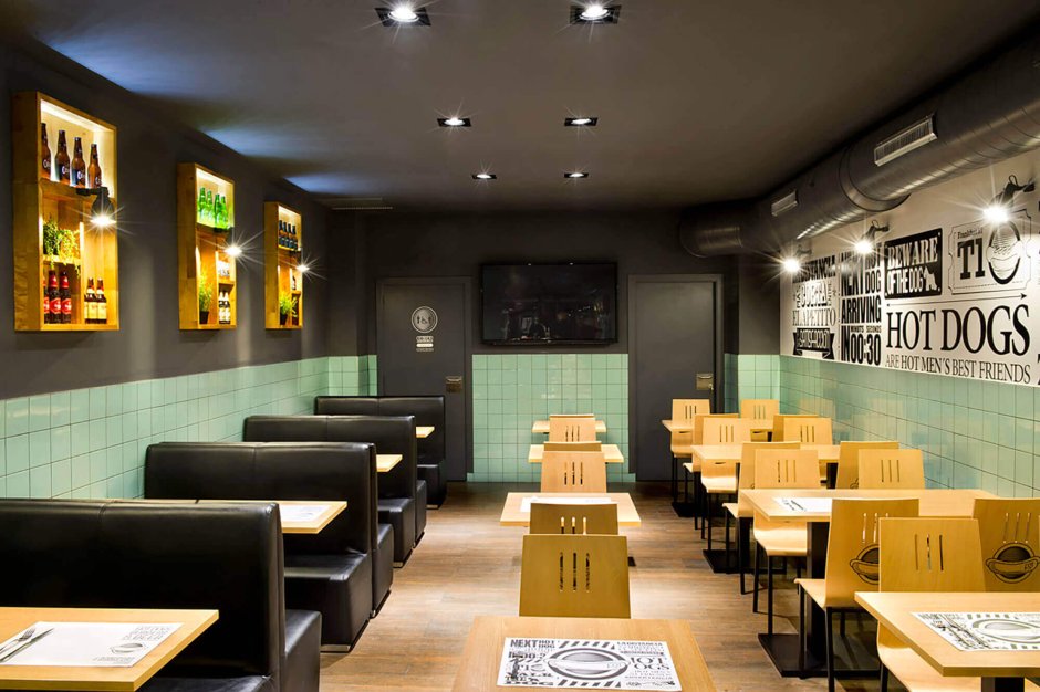 Интерьер маленького кафе быстрого питания