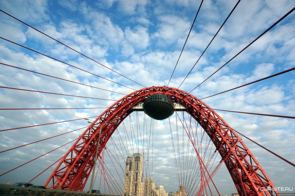 Красный вантовый мост в Москве