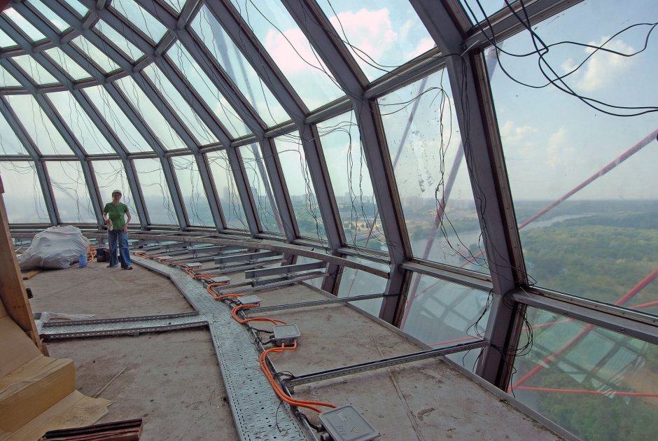 Заброшенный ресторан на живописном мосту