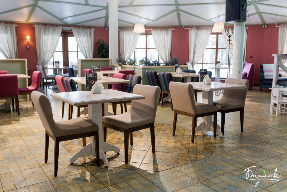 Интерьер кафе в зеленых тонах