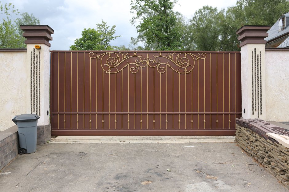 Откатные ворота с элементами ковки