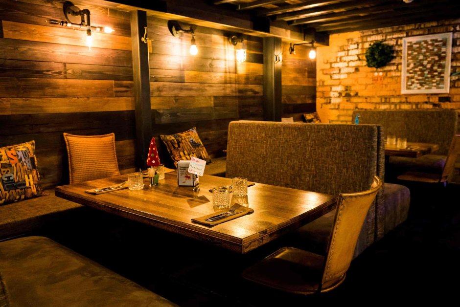Интерьер кафе в деревенском стиле