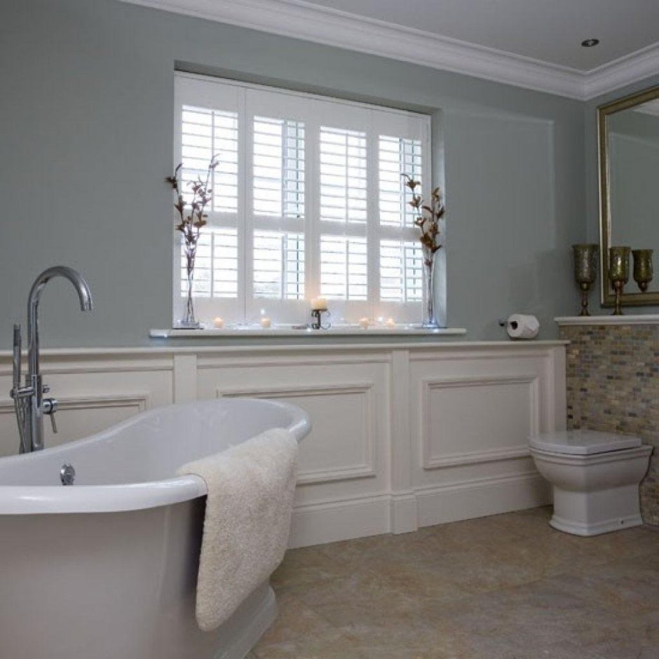 Отдельностоящая ванна под окном