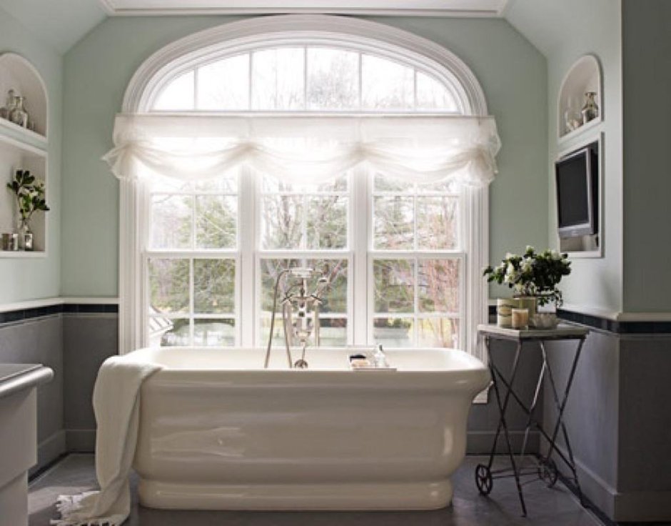 Арочное окно в ванной