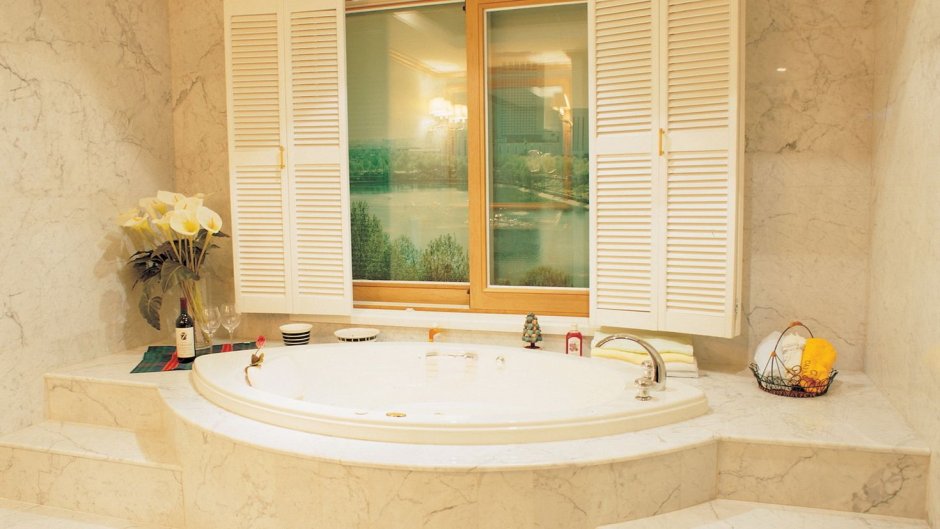 Фальшокно в ванной