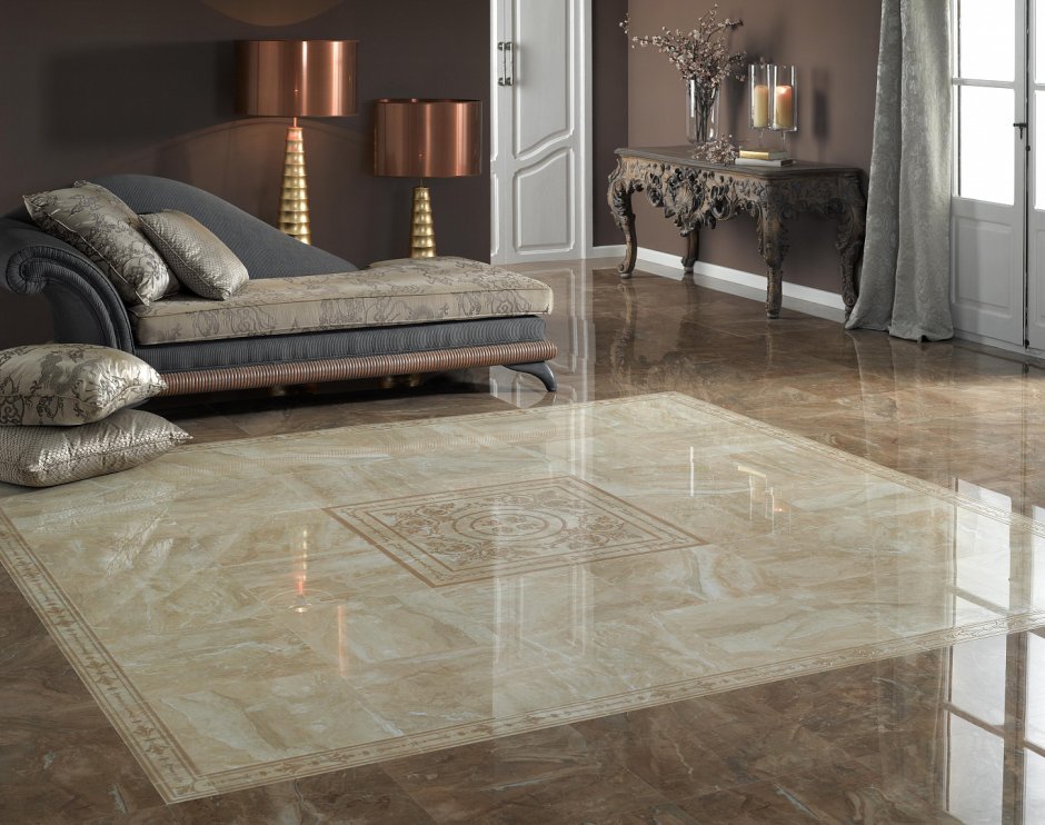 Керамогранит на стене в прихожей