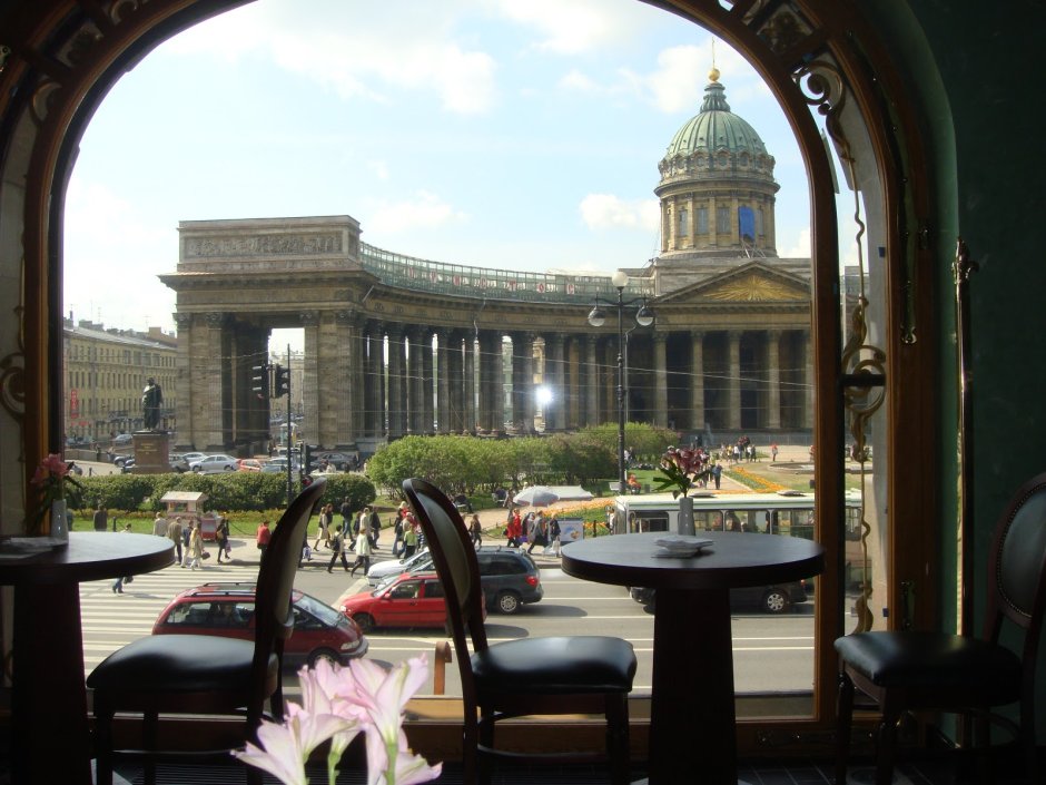 Кафе Зингер напротив Казанского собора в Санкт-Петербурге