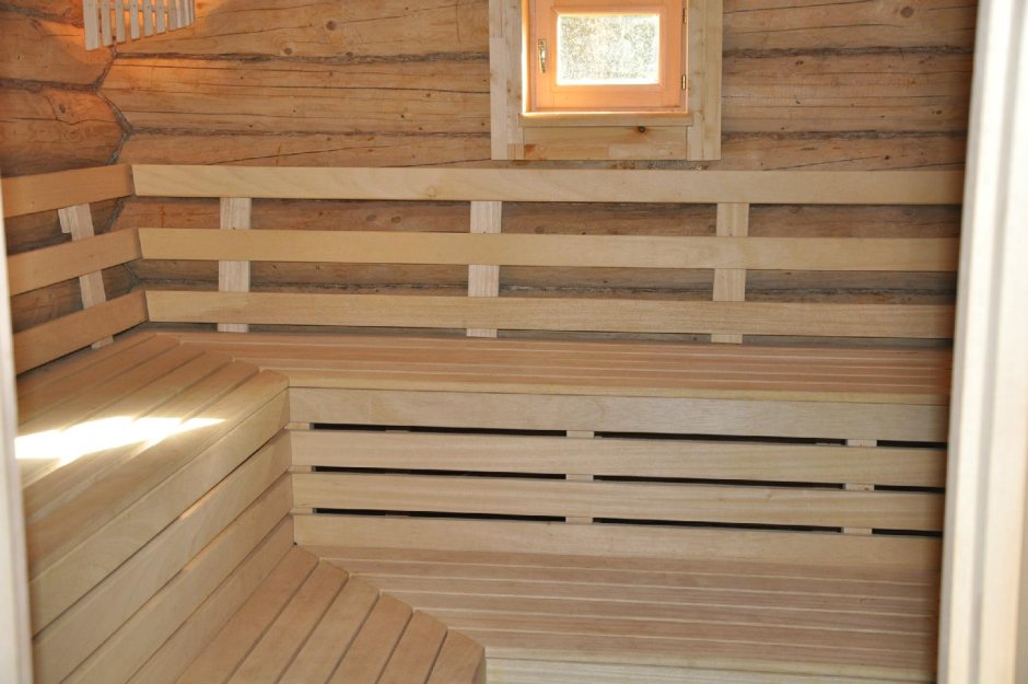 Полки в бревенчатой бане