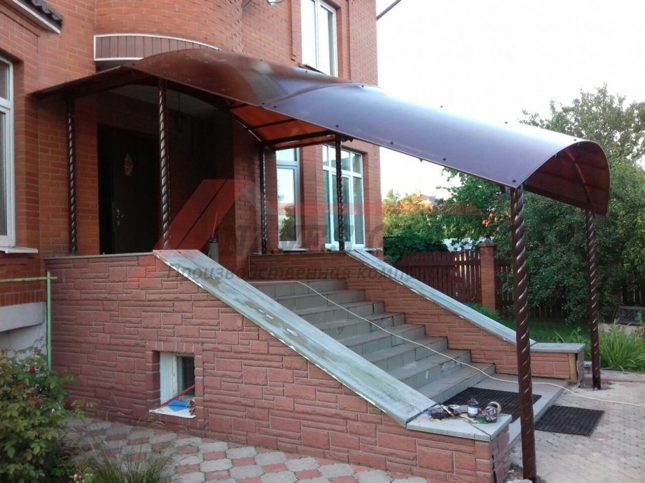 Навес над лестницей