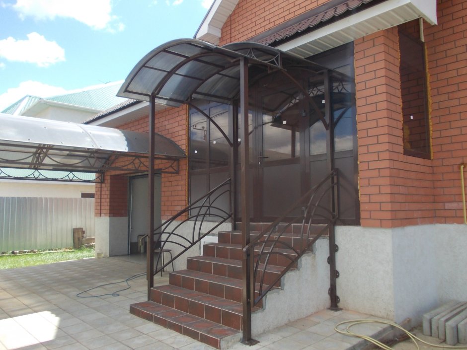 Навес над ступеньками